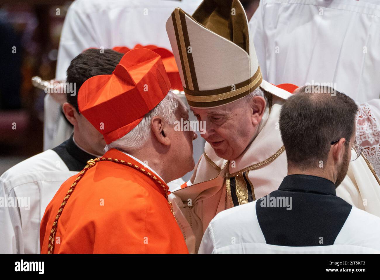 El nuevo cardenal Jean-Marc Aveline recibe el sombrero rojo de biretta de  tres esquinas del Papa Francisco durante el consistorio para crear 20  nuevos cardenales en la Basílica de San Pedro. (Foto