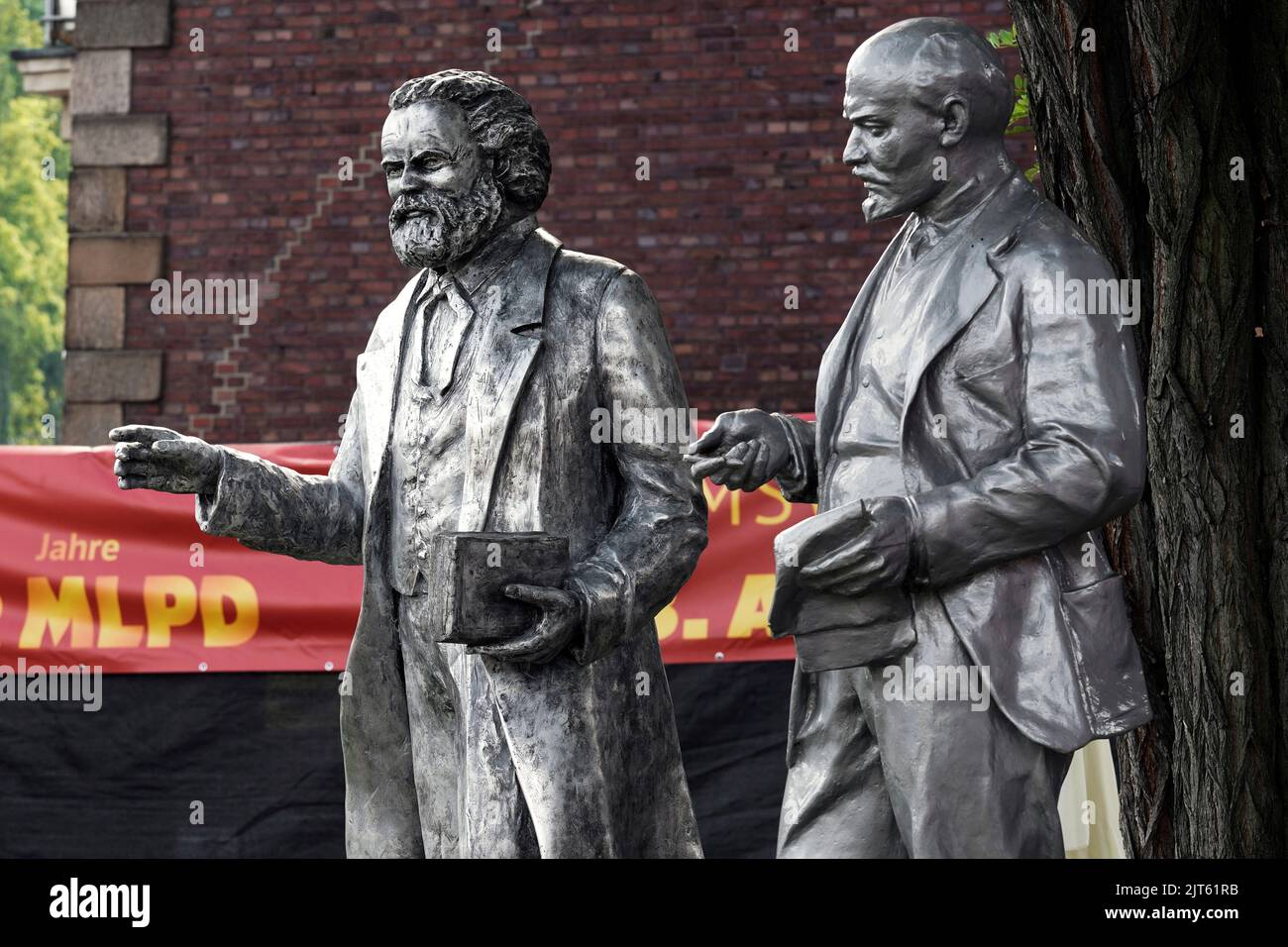 El partido comunista MLPD (Partido Marxista-Leninista de Alemania) dio a conocer una estatua del teórico social Karl Marx (1818-1883) el 27 de agosto de 2022 (proth Left). La estatua de 2,11 metros hecha de aluminio fundido se encuentra justo al lado del monumento de Lenin (derecha), que el partido erigió frente a su cuartel general en Gelsenkirchen en 2020. Gelsenkirchen, Alemania, 28 de agosto de 2022 Foto de stock