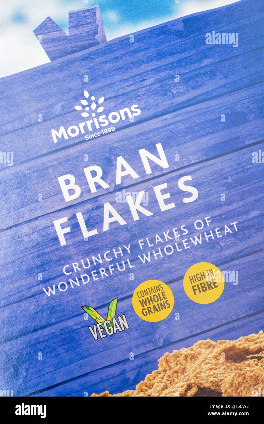 Chuleta de cartones de cereales para el desayuno con hojuelas de salvado de la propia etiqueta de Morrisons. Para productos alimenticios británicos, cadenas de supermercados del Reino Unido, productos alimenticios de etiqueta propia. Foto de stock