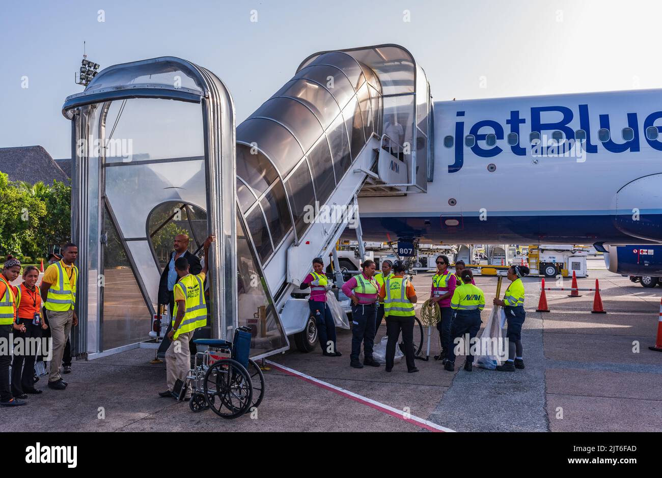 Punta CANA/ REPÚBLICA DOMINICANA - 10 de junio de 2016: La seguridad del aeropuerto espera a los pasajeros de JetBlue en el asfalto. Foto de stock