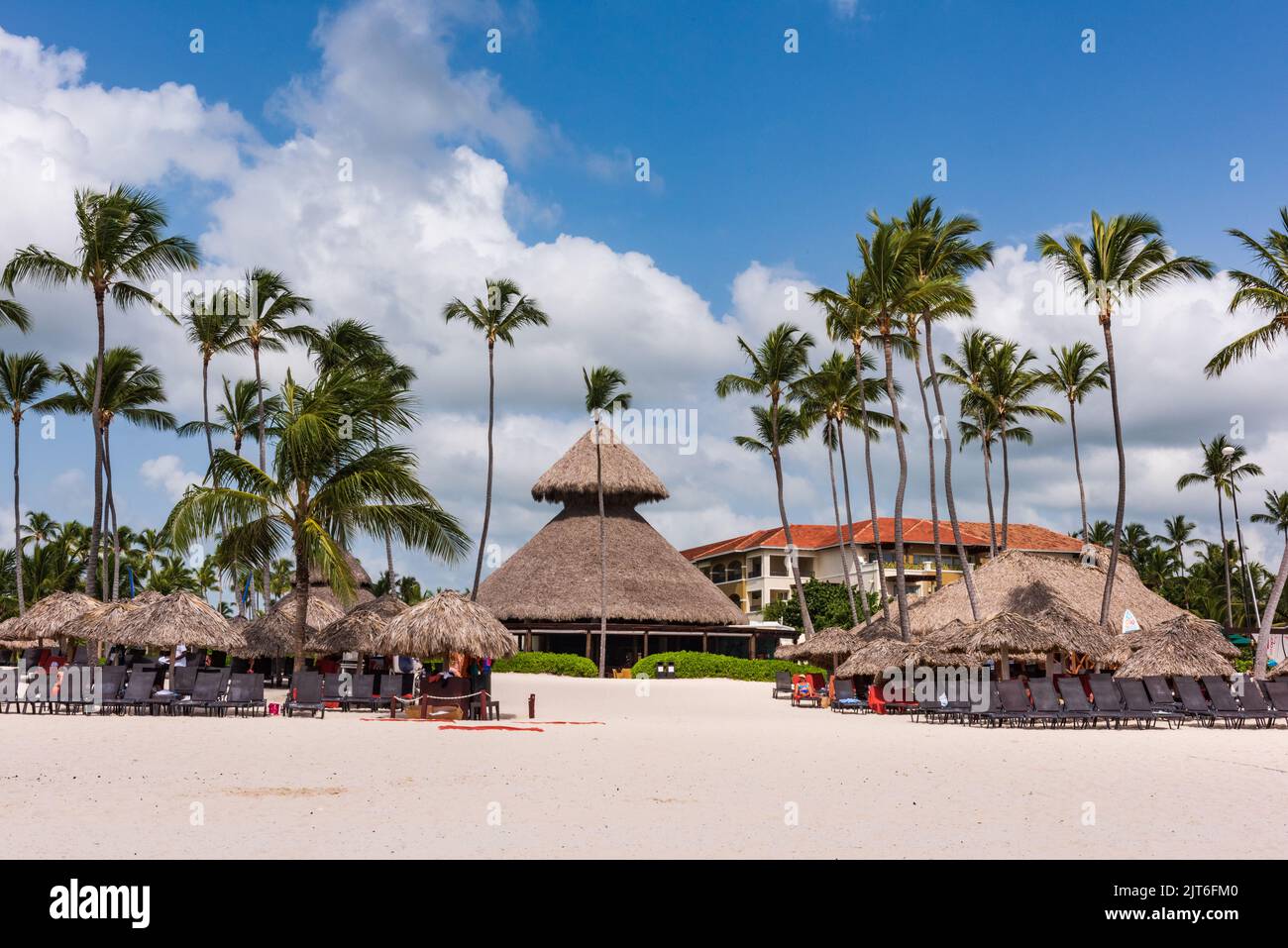 Punta CANA/ REPÚBLICA DOMINICANA - 10 de junio de 2016: Resort frente a la playa en Punta Cana, República Dominicana. Foto de stock