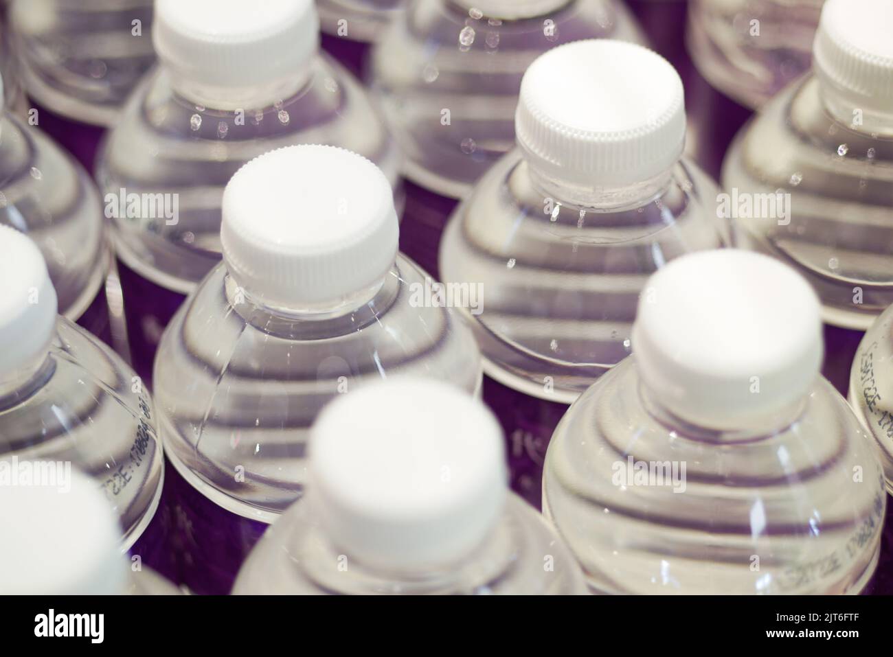 botellas de plástico de refresco sobre mesa Foto de stock