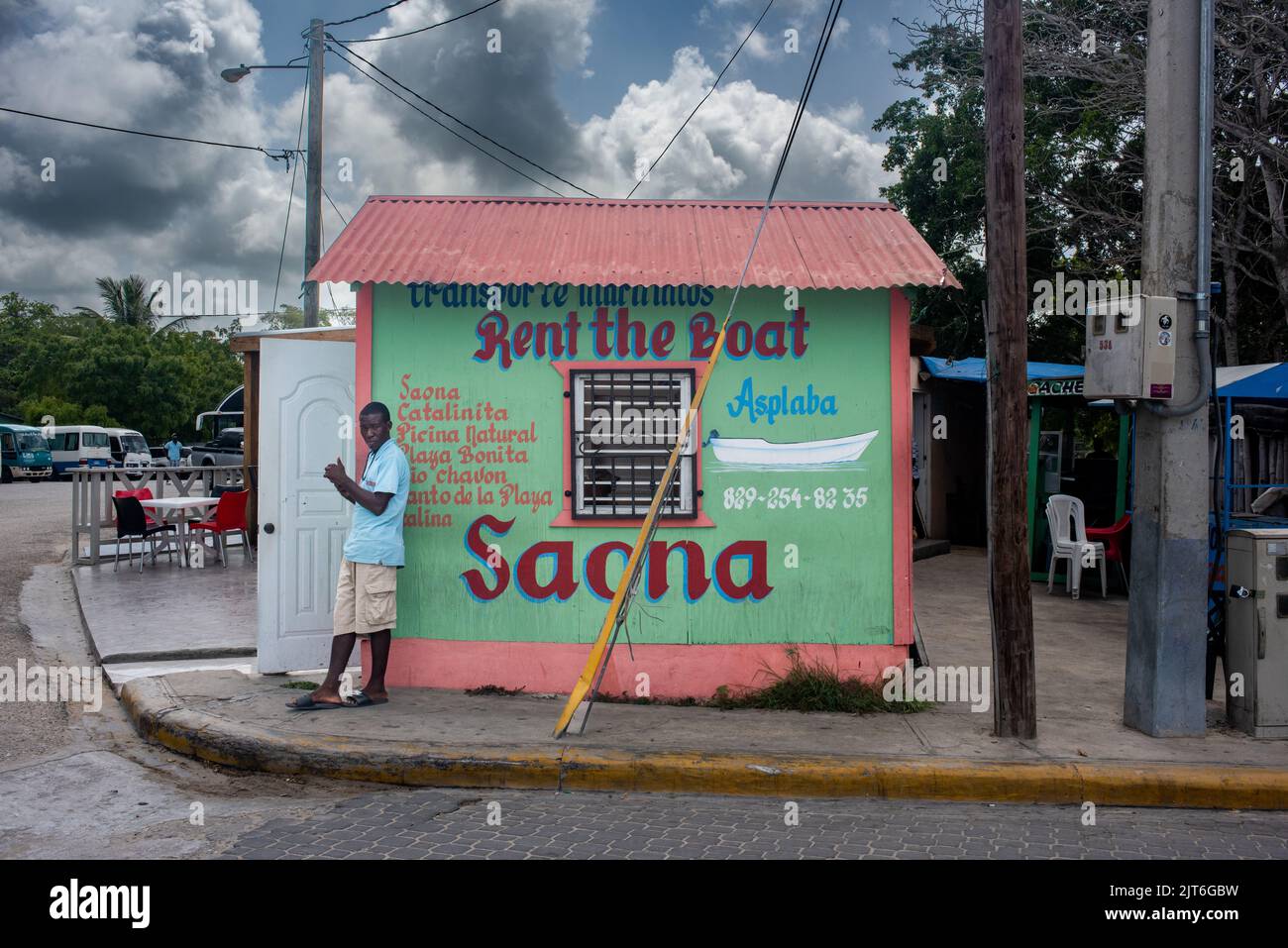 Punta CANA/ REPÚBLICA DOMINICANA - Junio 12 2016: El hombre espera en la tienda de alquiler de botes. Foto de stock