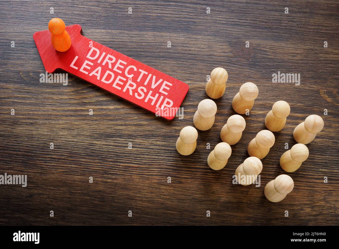 Concepto de liderazgo directivo. Flecha y figurillas de madera. Foto de stock