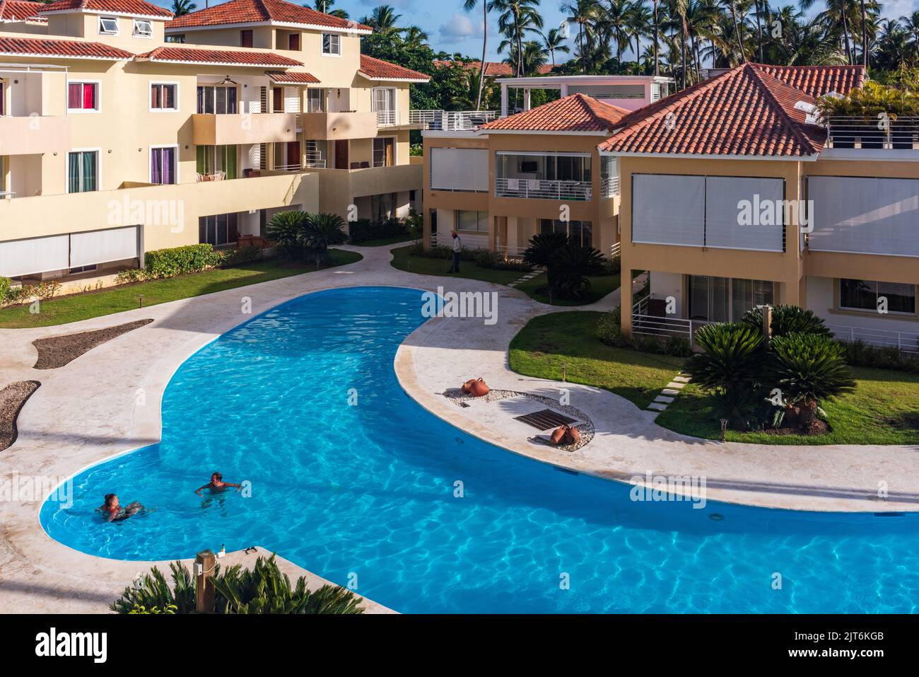 Punta CANA/ REPÚBLICA DOMINICANA - Junio 17 2016: Pareja de salones en piscina azul claro. Foto de stock