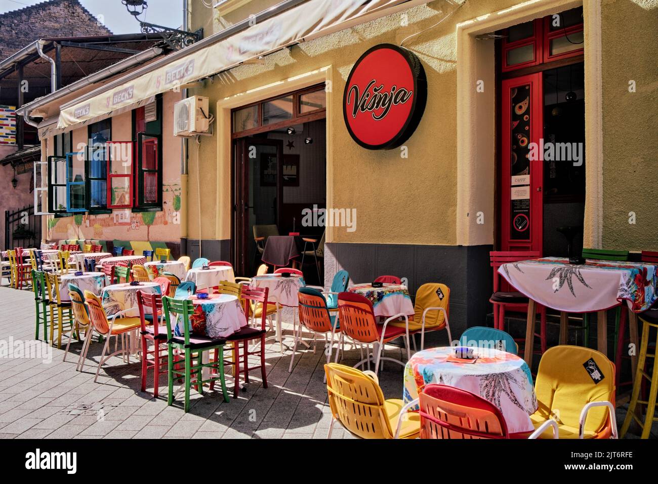 Cafetería y bar 'Visnja' en Novi Sad, Serbia Foto de stock