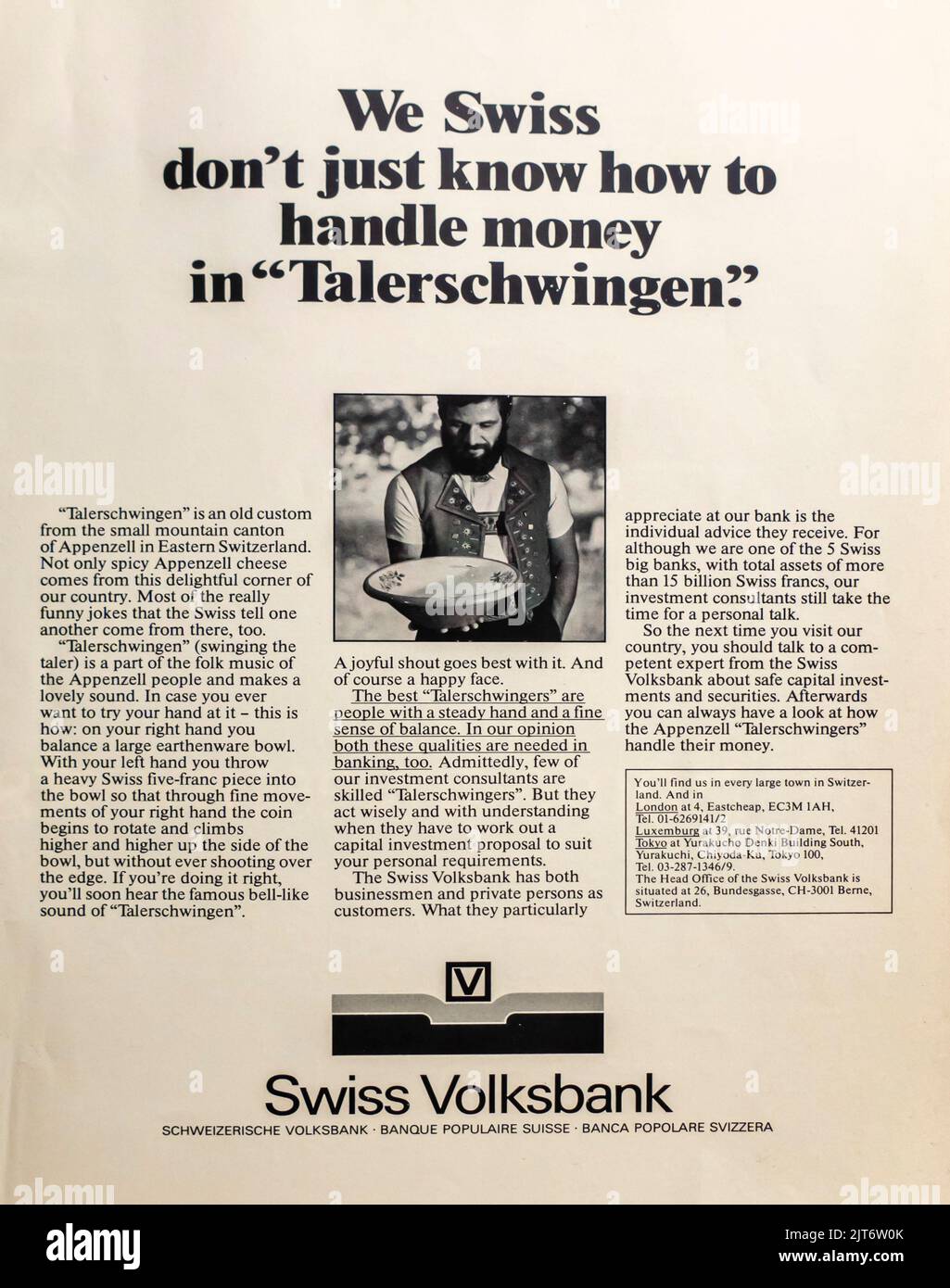 Anuncio de Volksbank suizo colocado dentro de la revista NatGeo, noviembre de 1980 Foto de stock