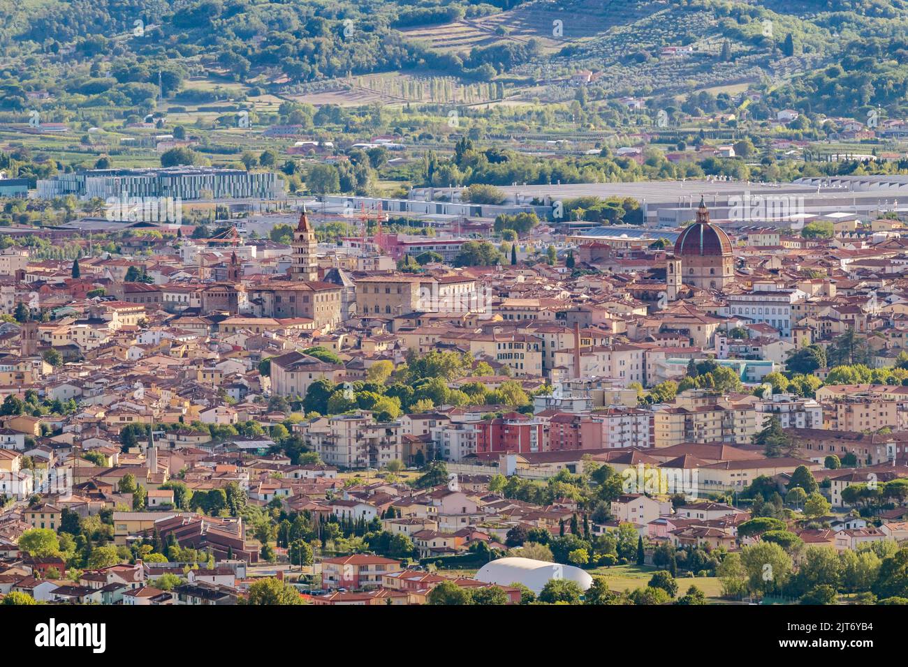 Hermosa vista aérea del centro histórico de Pistoia, Italia, desde Valdibure Foto de stock