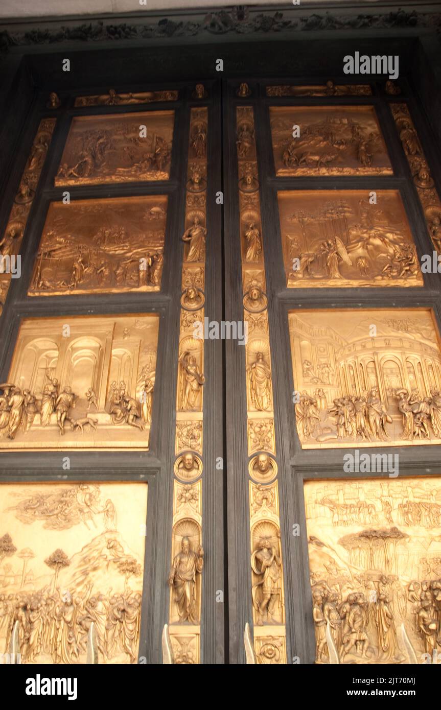 Puertas del Baptisterio de Ghiberti, Catedral de Florencia (Duomo), Florencia, Toscana, Italia. Paneles y bordes. El baptisterio forma parte del Heritag Mundial Foto de stock