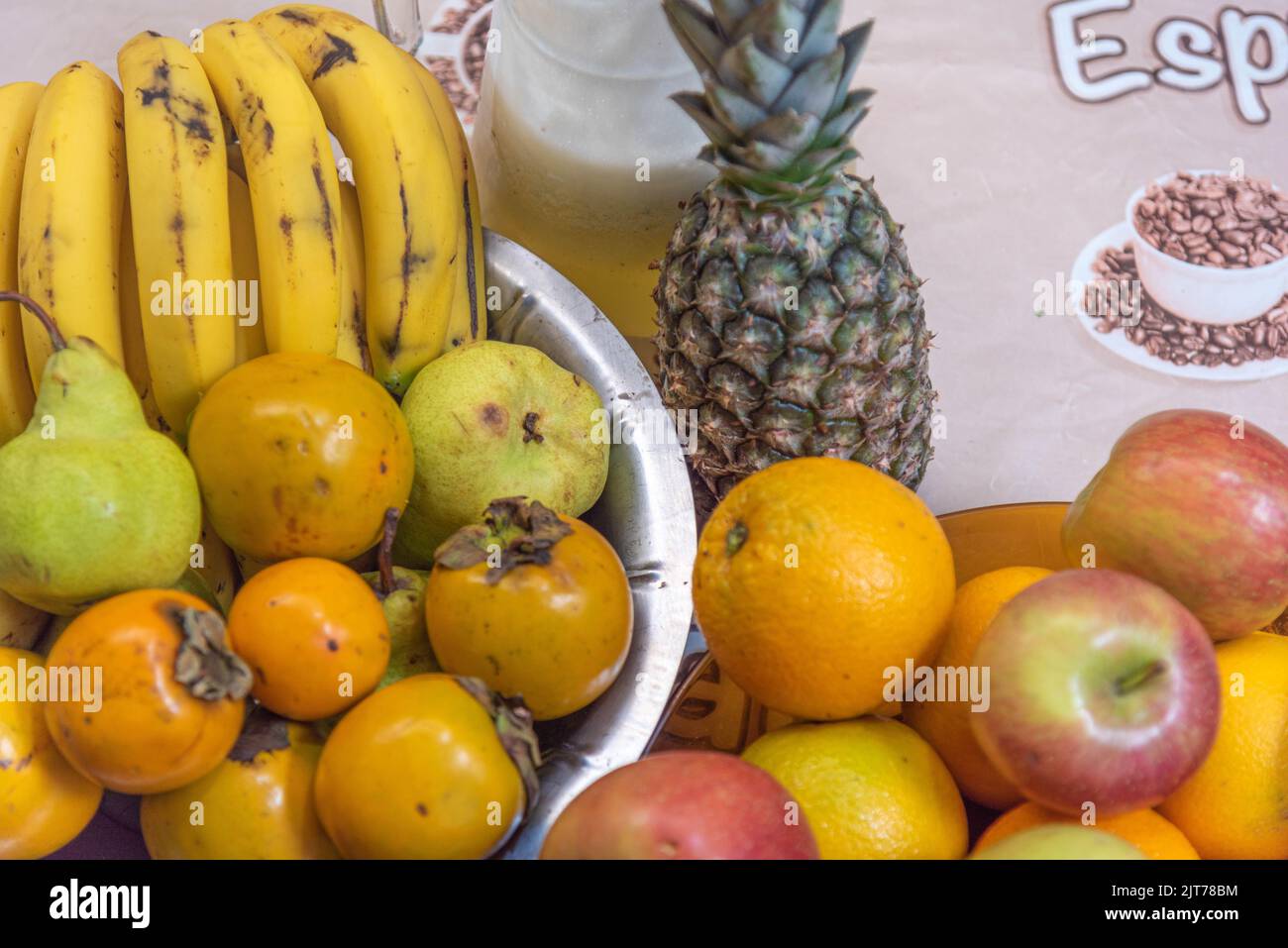 Cesta con frutas tropicales de Brasil. Comida sana. Frutas típicas