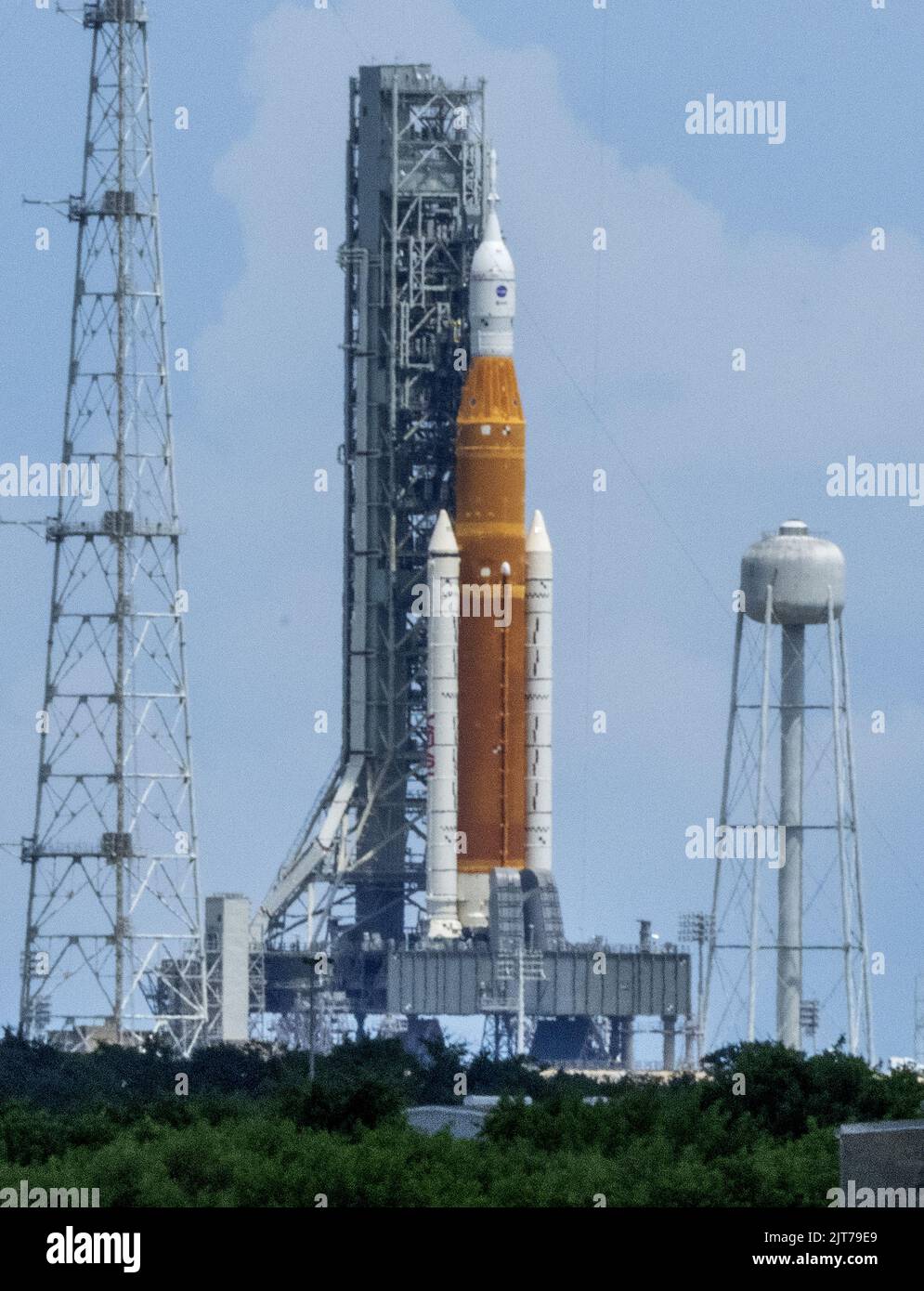 Centro Espacial Kennedy, EE.UU. 28th de Ago de 2022. Artemis 1 se sienta en la plataforma de lanzamiento 39B en el Centro Espacial Kennedy, Florida el domingo, 28 de agosto de 2022. El cohete SLS de la NASA con la cápsula Orion en la parte superior está programado para despegar el lunes 29th de agosto. Artemis 1 orbitará la luna como el primer paso para que los EE.UU. Envíen a los astronautas de vuelta a la luna después de 50 años. Foto por Pat Benic/UPI Crédito: UPI/Alamy Live News Foto de stock