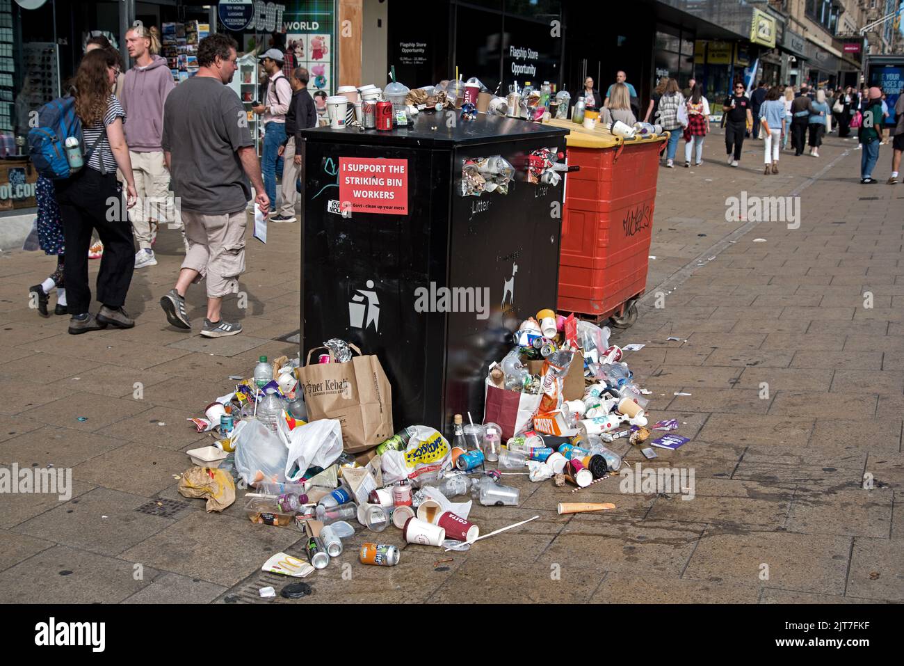 Contenedores de basura desbordados en Princes Street debido a la acción industrial de los trabajadores del consejo de Edimburgo. Foto de stock