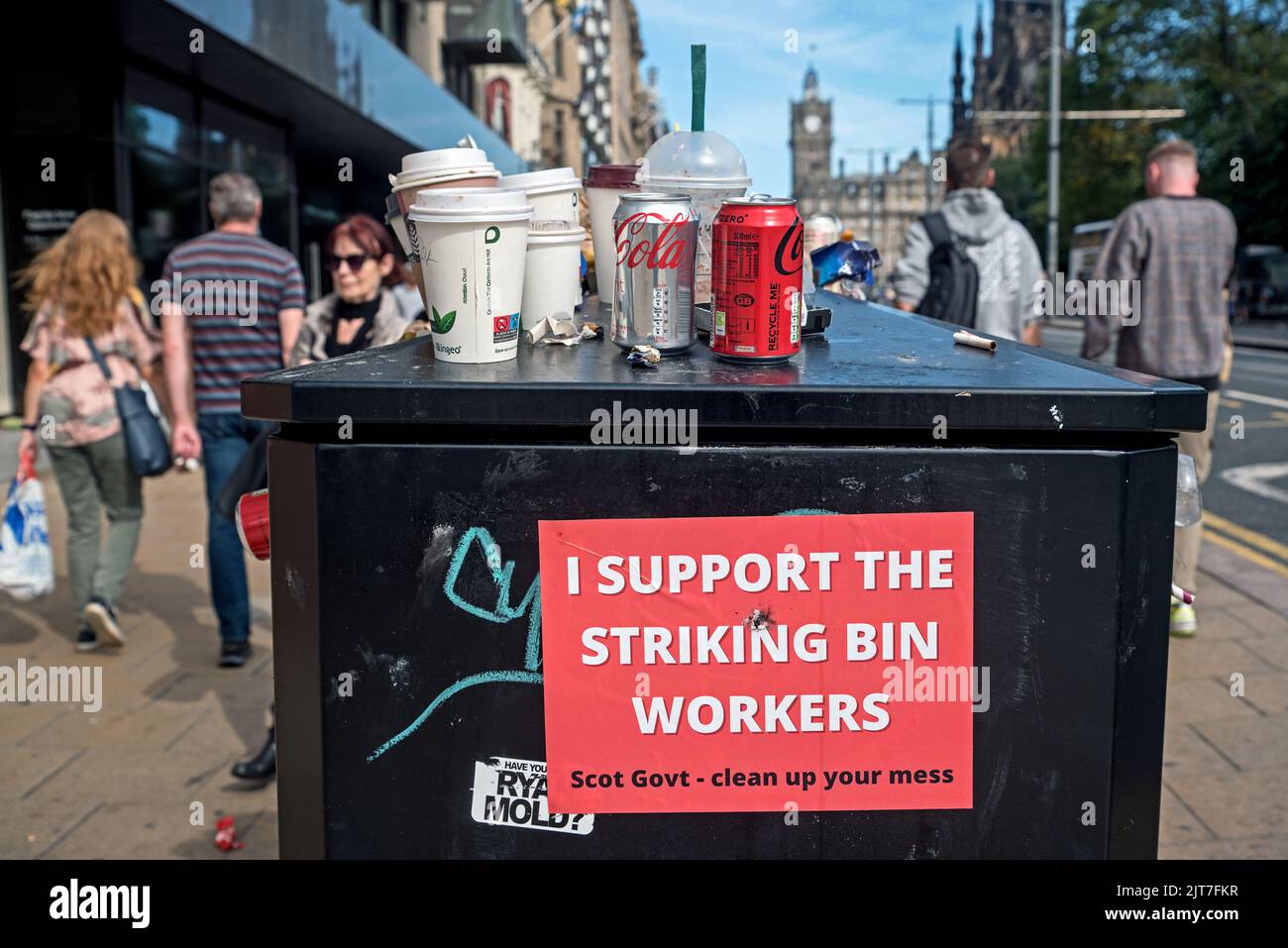 Descartó la basura y la señal de apoyo en Princes Street debido a la acción industrial de los trabajadores del consejo de Edimburgo. Foto de stock