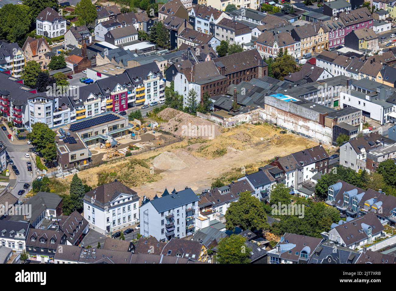 Vista aérea, obra de construcción de Sternbergstraße y nuevo edificio para guardería climática con parque infantil en Nordstraße, Velbert, área de Ruhr, North R Foto de stock