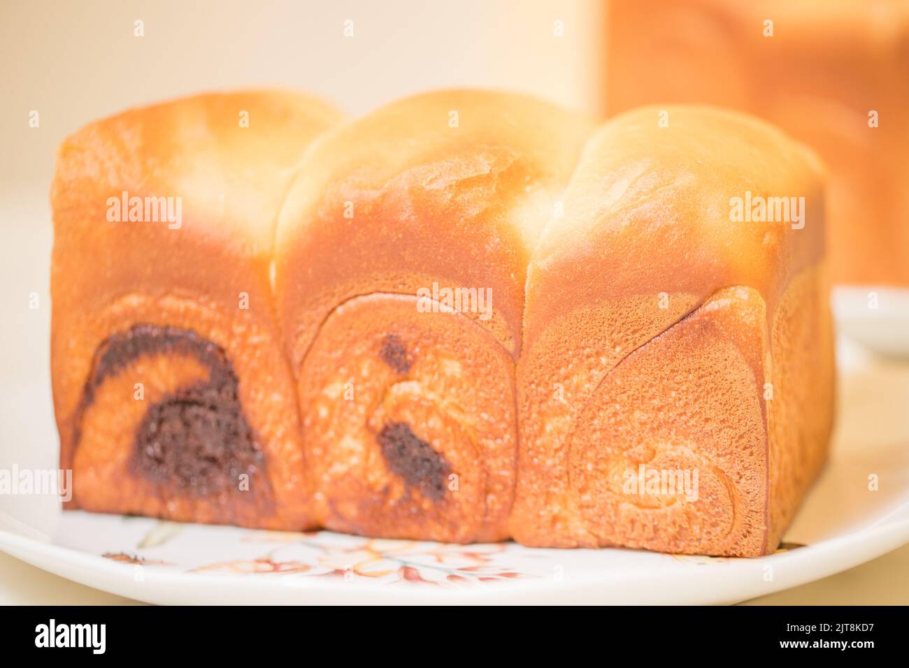 Pan de chocolate suave y esponjoso casero, pan de leche japonés Foto de stock