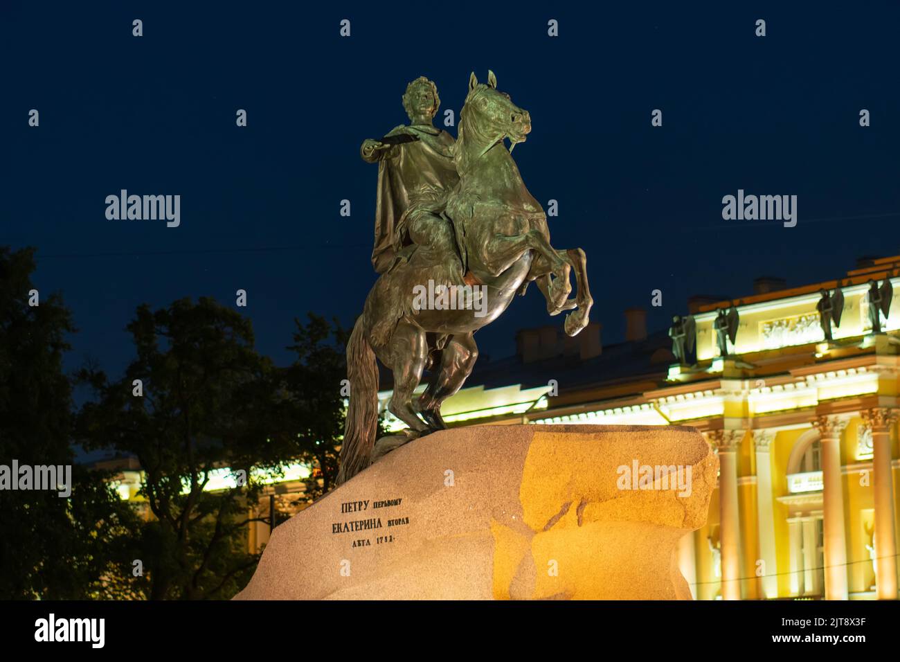 RUSIA, PETERSBURGO - 18 DE AGOSTO de 2022: Noche monumento bronce pedro gran petersburgo emperador rusia escultura, para el viaje de la estatua en petersburgo y el cielo Foto de stock