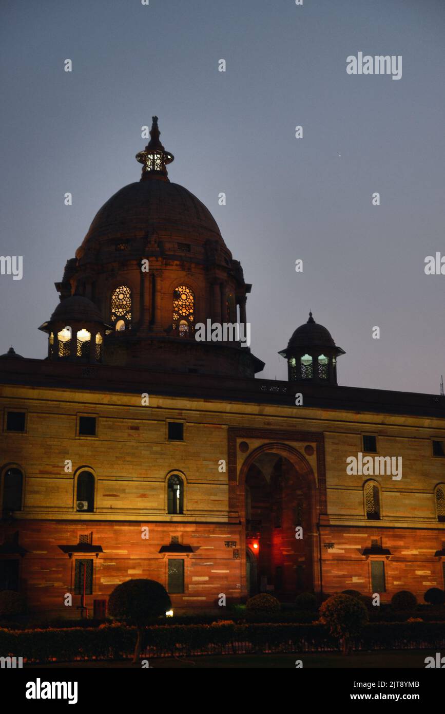 Una vista nocturna de una parte de la residencia presidencial de la India o Rastrapati Bhavan en la India de Nueva Delhi Foto de stock