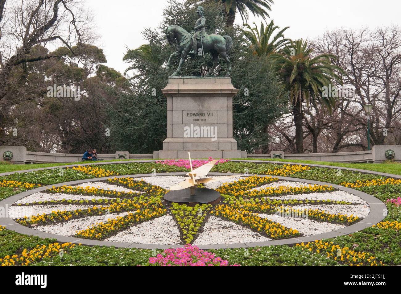 Reloj Floral, un regalo de relojeros suizos, y Monumento al Rey Eduardo VII en St Kilda Road, Queen Victoria Gardens, Melbourne. Foto de stock