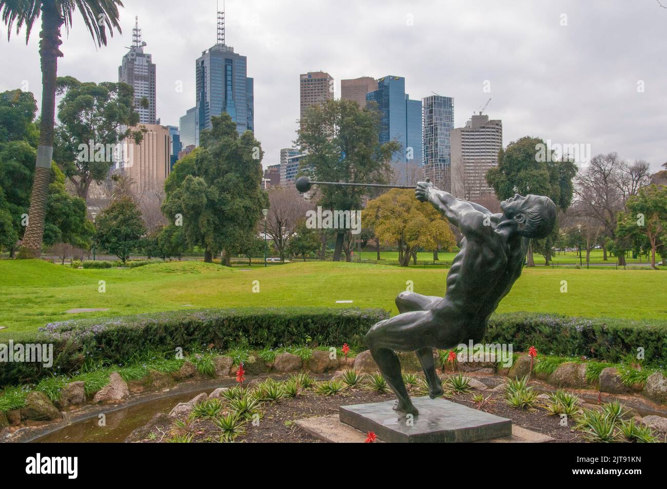 The Pathfinder del escultor John Robinson, Queen Victoria Gardens, Melbourne, Australia Foto de stock