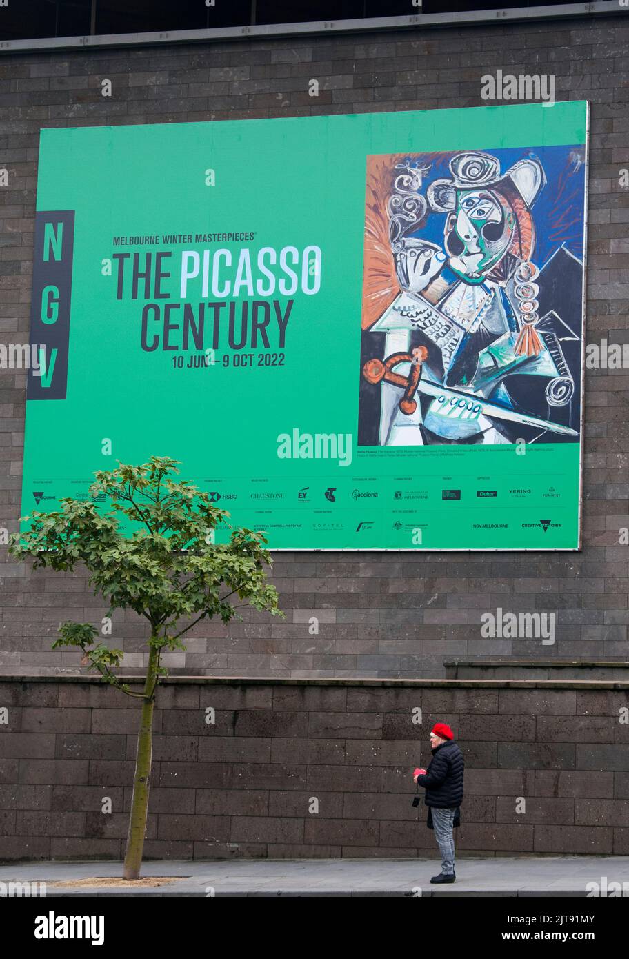 Estandarte del 'Siglo Picasso' montado fuera de la Galería Nacional de Victoria, Melbourne, Australia, agosto de 2022 Foto de stock