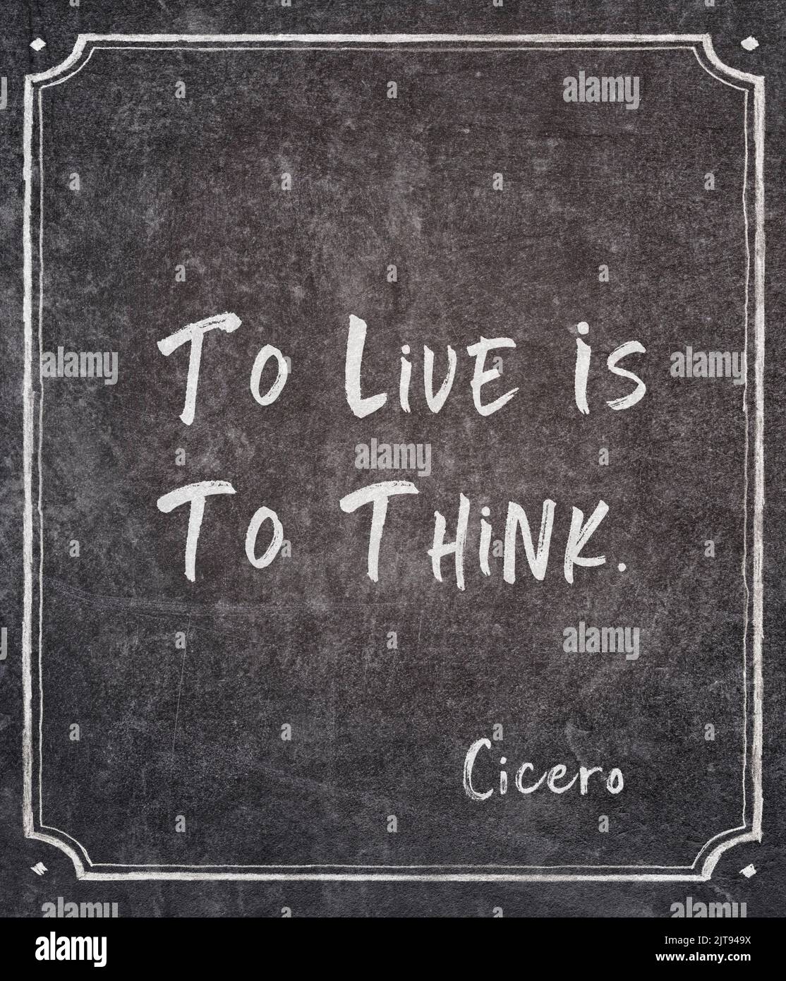 Vivir es pensar - cita del antiguo filósofo romano Cicerón escrita en pizarra enmarcada Foto de stock