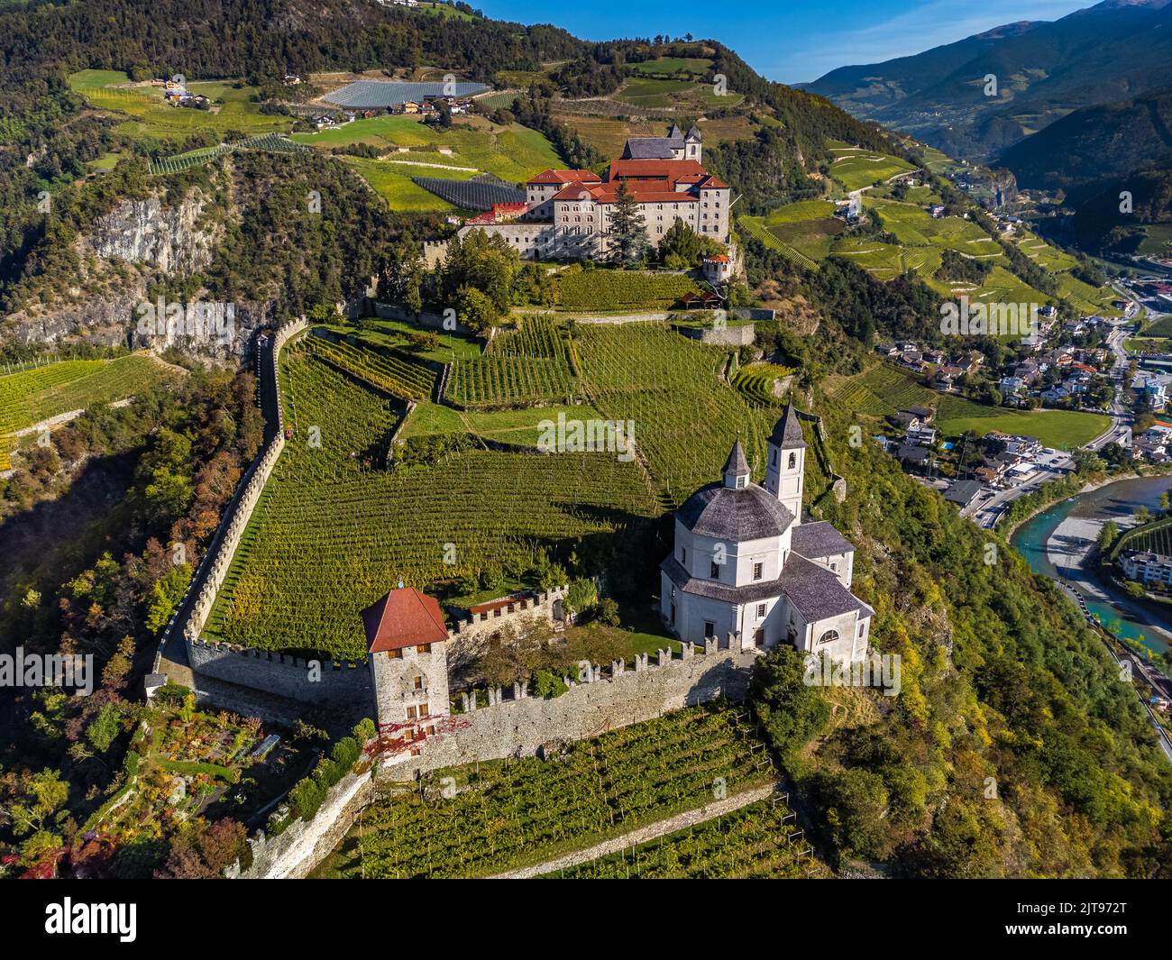 Klausen, Italia - Vista aérea de la abadía de Säben (Monastero di Sabiona) con la localidad de Chiusa (Klausen) al noreste de la ciudad de Bolzano y Tirol del Sur D. Foto de stock