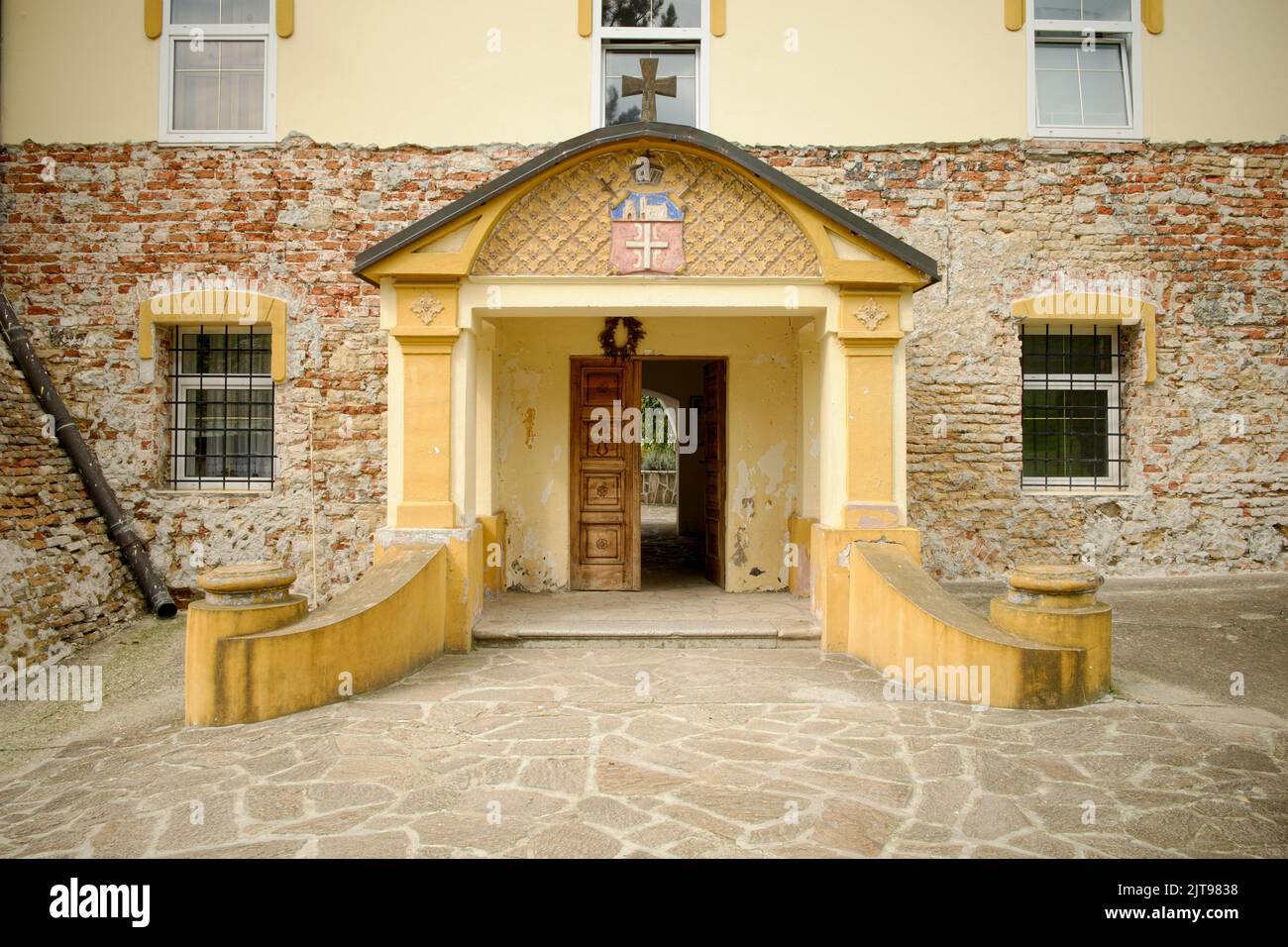 Puerta a la corte interior del Monasterio Krusedol en el Parque Nacional de Fruska Gora, Serbia Foto de stock