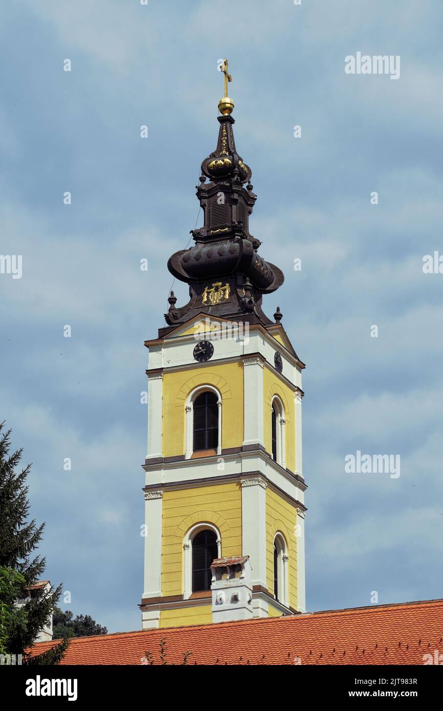 Campanario del Monasterio Grgeteg en el Parque Nacional de Fruska Gora, Serbia Foto de stock