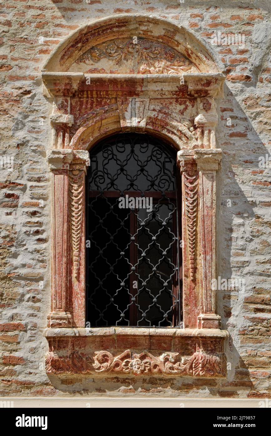 Antigua ventana decorada en el Monasterio de Velika Remeta en el Parque Nacional de Fruska Gora, Serbia (1) Foto de stock