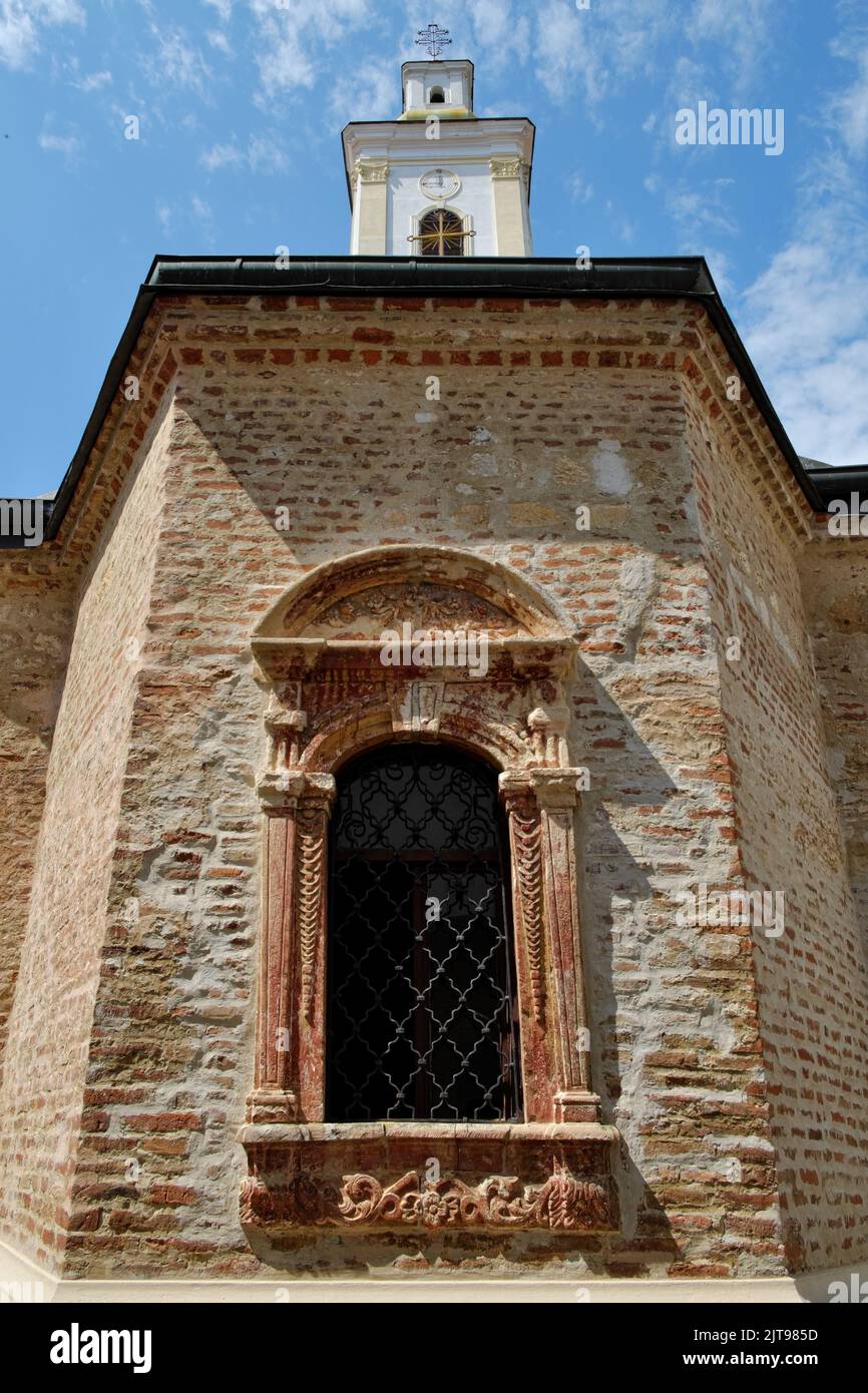 Antigua ventana decorada en el Monasterio de Velika Remeta en el Parque Nacional de Fruska Gora, Serbia Foto de stock
