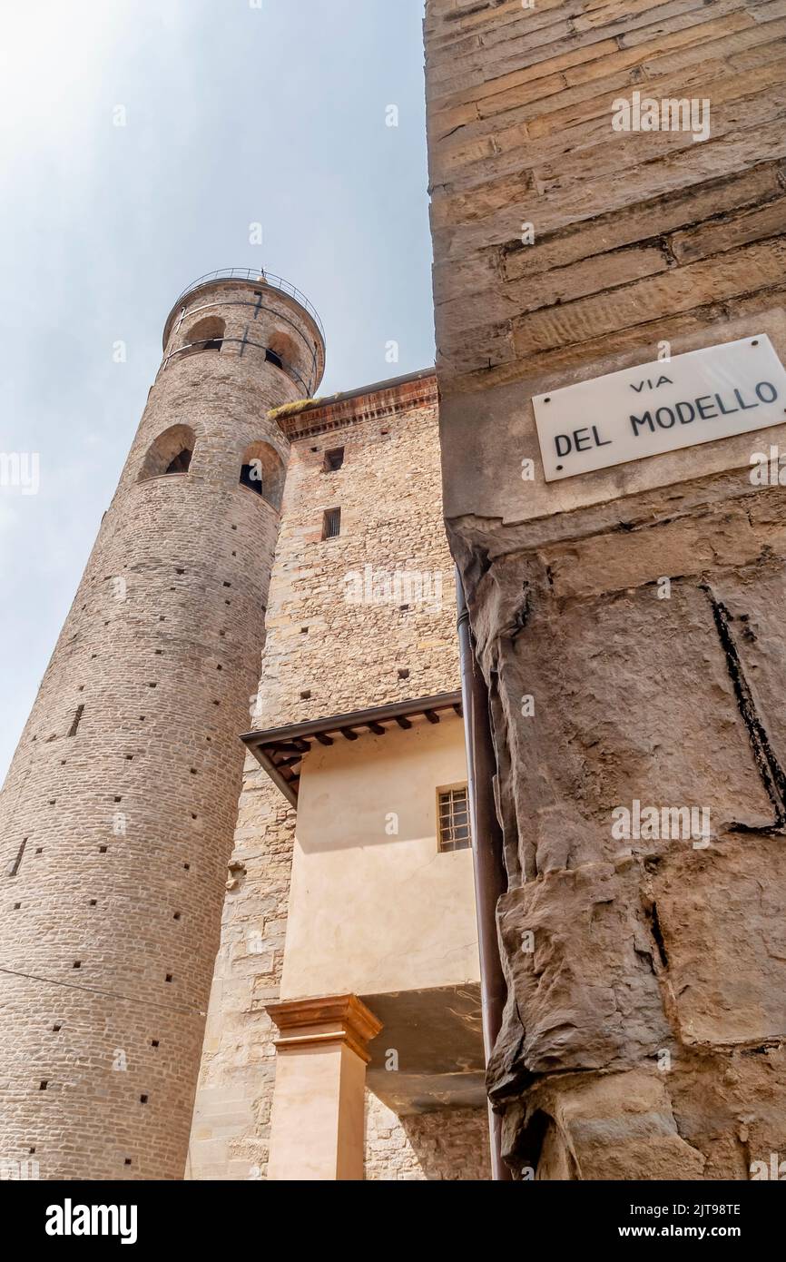 El antiguo campanario cilíndrico del Duomo visto desde la Via del Model en el centro histórico de Città di Castello, Perugia, Italia Foto de stock