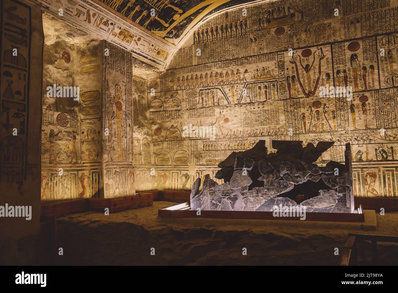 Vista al sarcófago de Piedra Blanca dentro de la antigua Tumba Egipcia