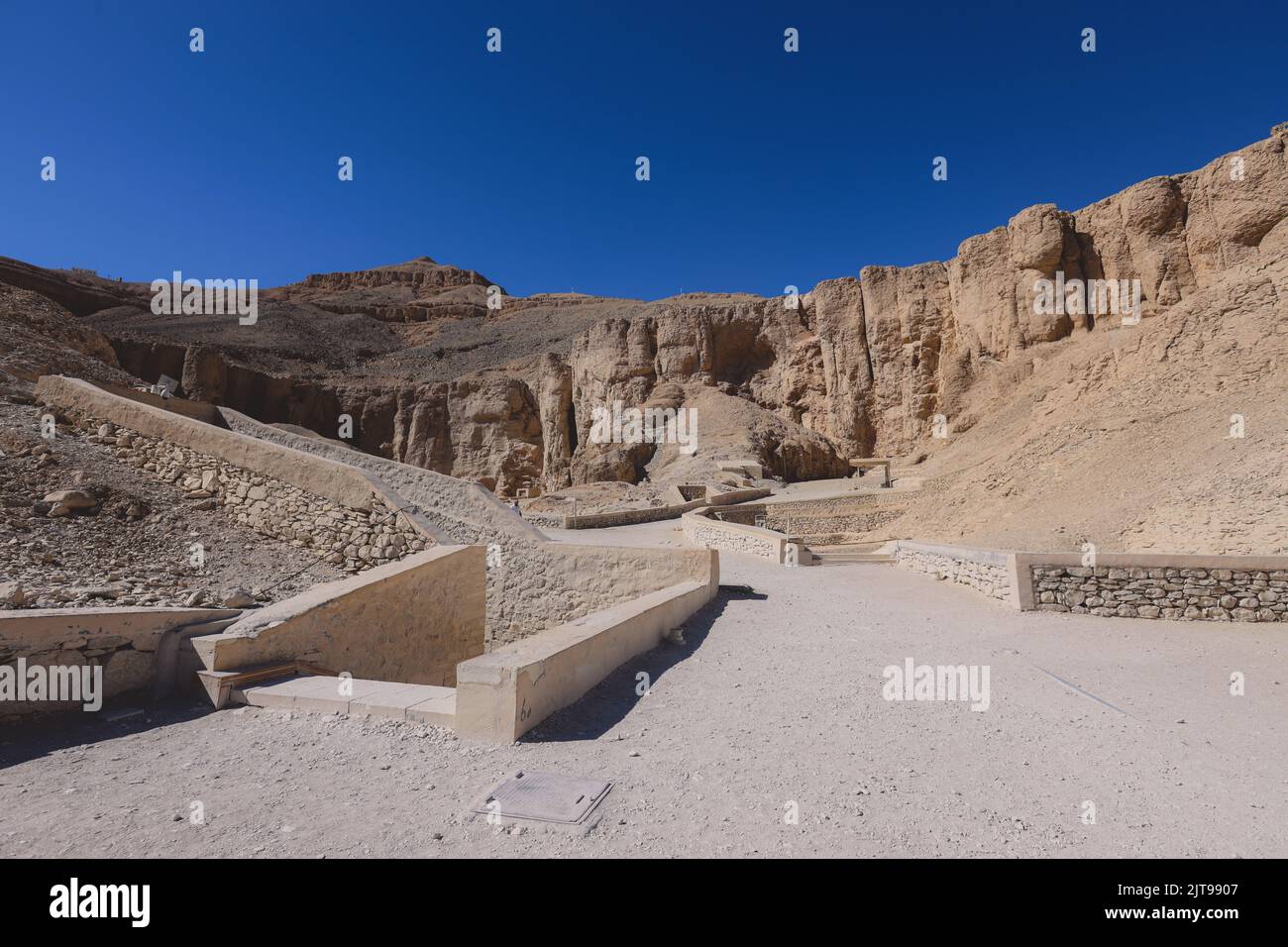 Entrada subterránea a las tumbas egipcias antiguas en el Valle de los Reyes en Luxor, Egipto