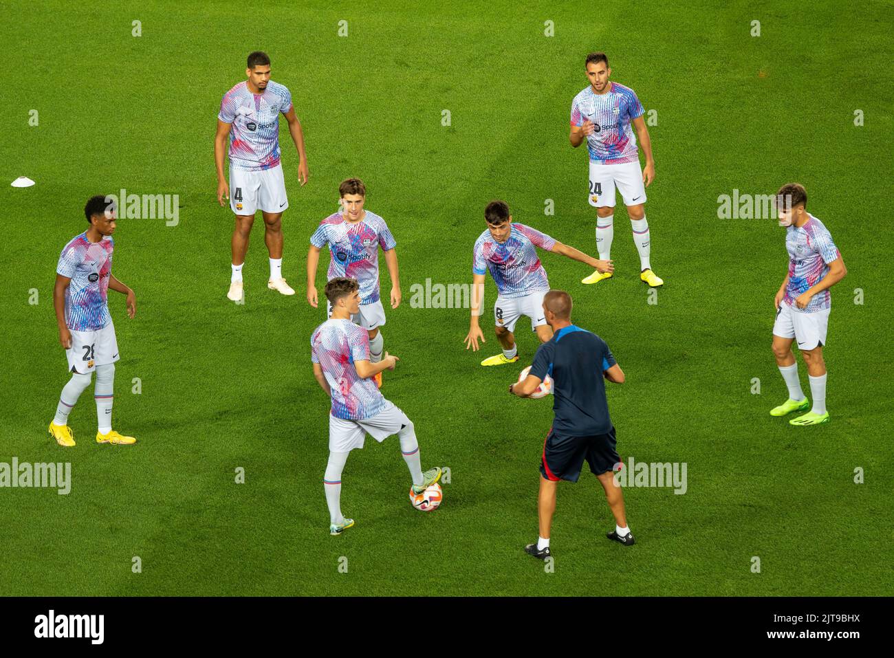 Los jugadores del FC Barcelona (Barça) de Xavi se preparan para el partido contra el Manchester City de Guardiola por el ELA en el Spotify Camp Nou (BCN, España) Foto de stock