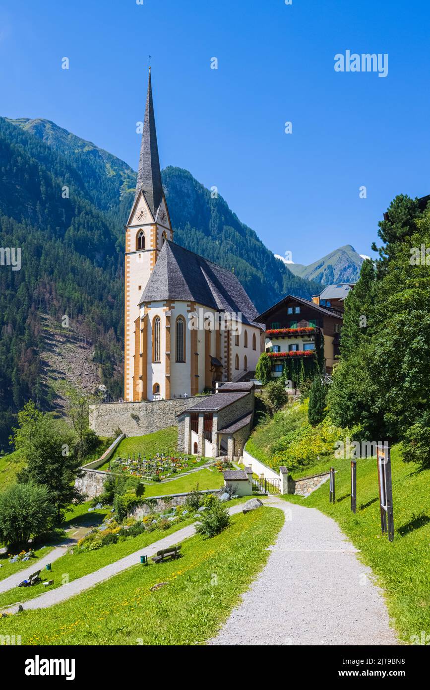 Vista a la iglesia de San Vicente en Heiligenblut, en el extremo noroeste de Carintia y en la frontera con Tirol del Este y el estado de Salzburgo. Heiligenb Foto de stock