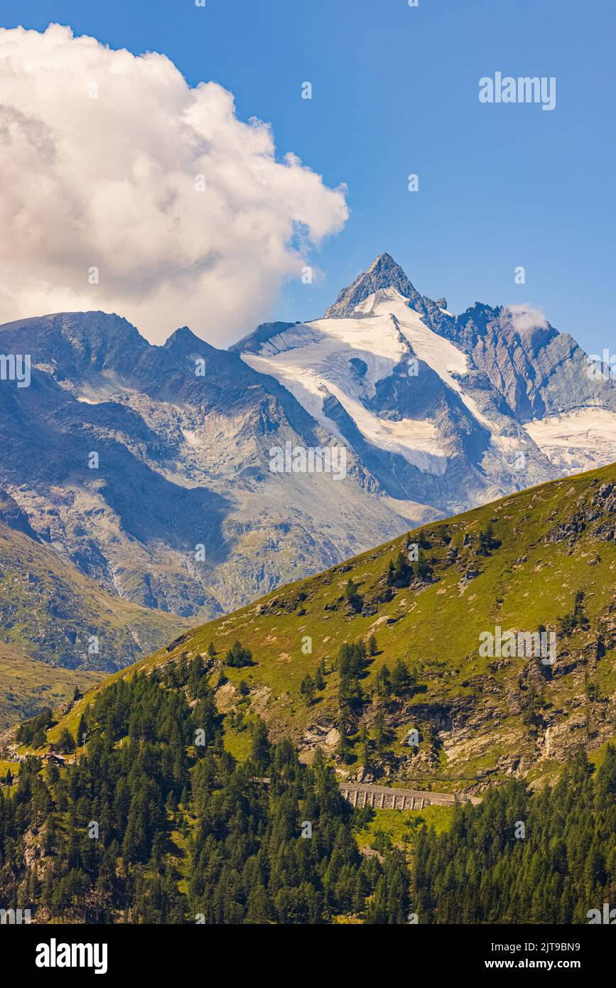No quedó mucha nieve durante el verano en el Grossglockner, a 3.798 metros, la montaña más alta de Austria y la montaña más alta de los Alpes del este Foto de stock