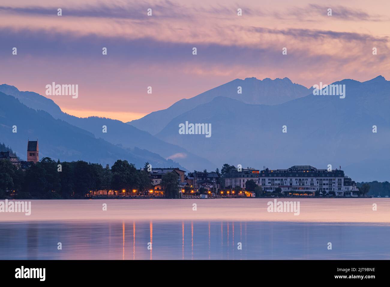 Amanecer temprano en verano en Zell am See, Acity situado en Zeller See, un lago en el centro de Austria con acceso a Kaprun y el Alto Großglockner Foto de stock