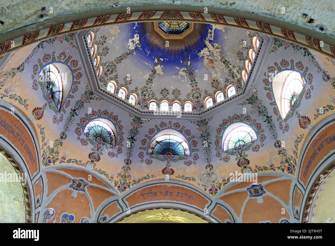 Cúpula interior de la Sinagoga Subotica antes de la restauración, Serbia Foto de stock