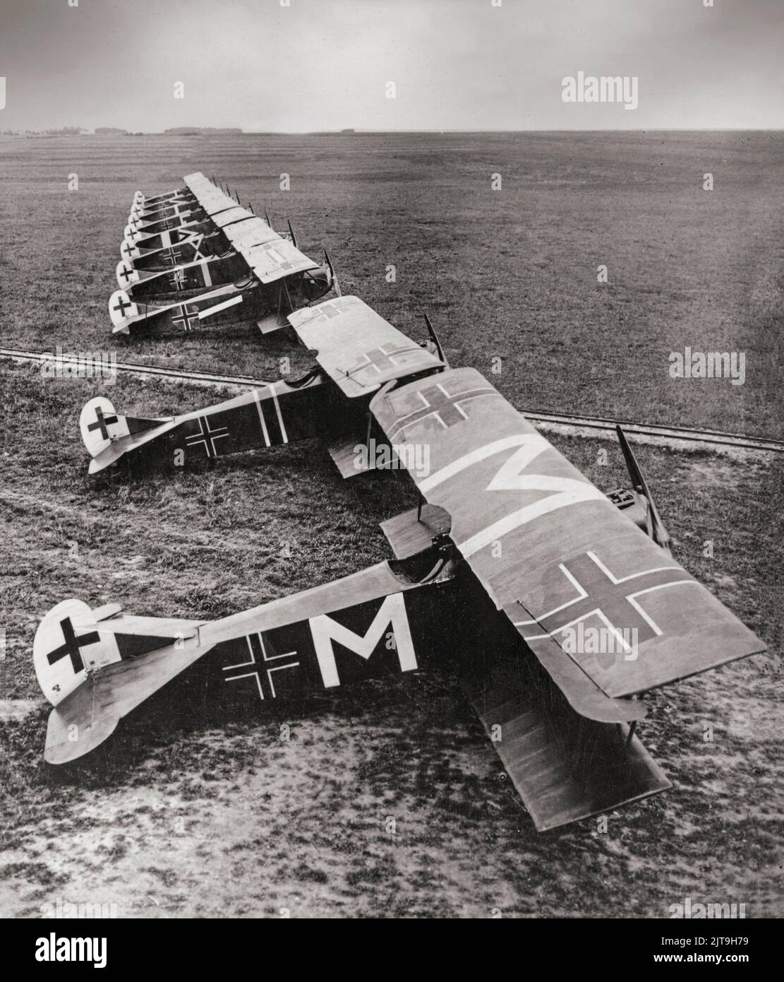 Diez aviones Fokker D.VII alemanes de Jasta 72 en Bergnicourt, Francia, en julio de 1918. El Fokker D.VII fue un avión de combate alemán de la Primera Guerra Mundial que rápidamente demostró ser un avión formidable mientras servía con el Servicio Aéreo del Ejército Imperial Alemán (Luftstreitkräfte) durante la Primera Guerra Mundial. El D.VII también fue conocido por su alta maniobrabilidad y capacidad para escalar, su estancamiento notablemente dócil y su renuencia a girar. Foto de stock