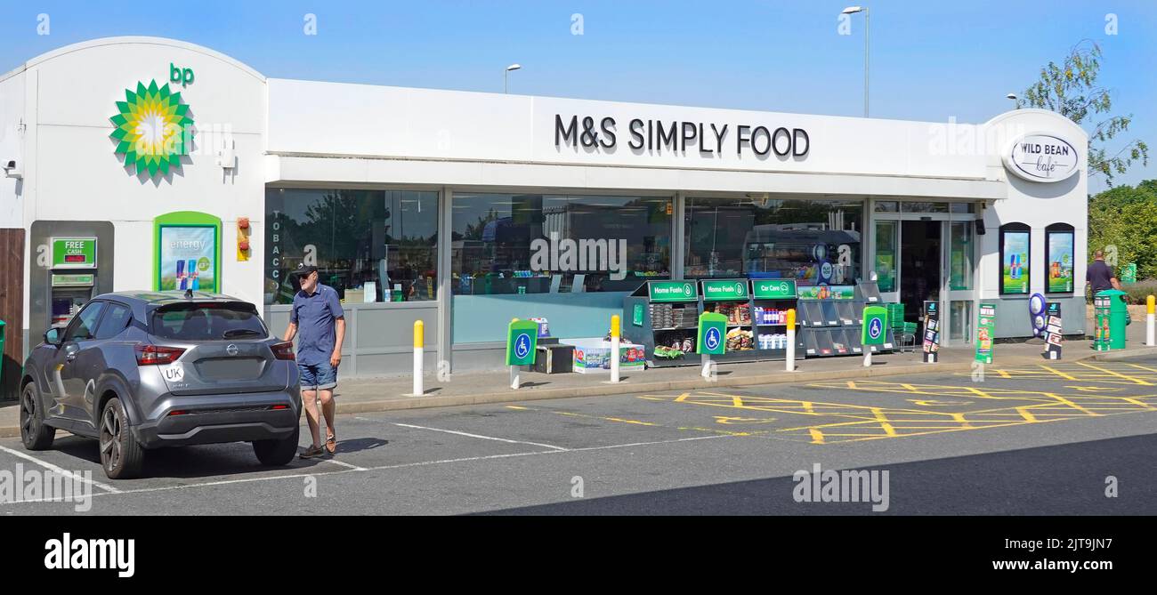 Moderna estación de gasolina BP M&S Simple Food mini supermercado y Wild Bean Cafe a través de una vía de acceso de A12 carretera troncal al norte de Colchester Inglaterra Reino Unido Foto de stock