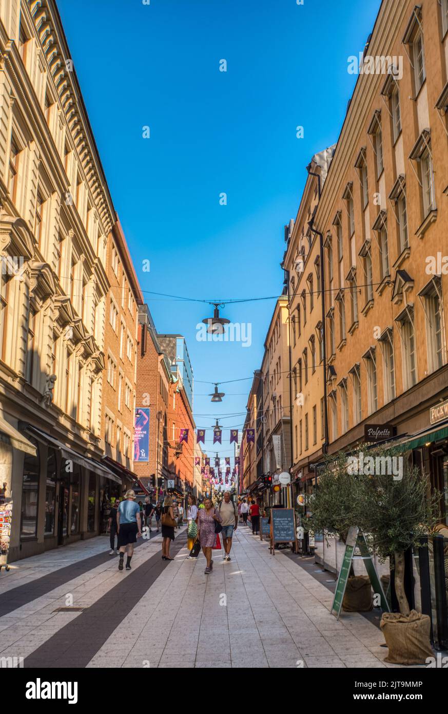 No hay vehículos. Calle comercial peatonal Drottninggatan, Estocolmo, Suecia Foto de stock