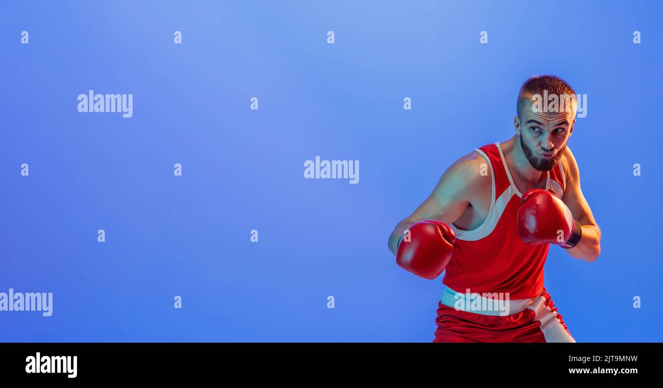 Atlético Boxeador Musculoso Hombre Masculino Con Pantalones Cortos De Boxeo  Azules Y Guantes De Boxeo Rojos. Fighter Es Sobre Un Fondo Gris. Fotos,  retratos, imágenes y fotografía de archivo libres de derecho.