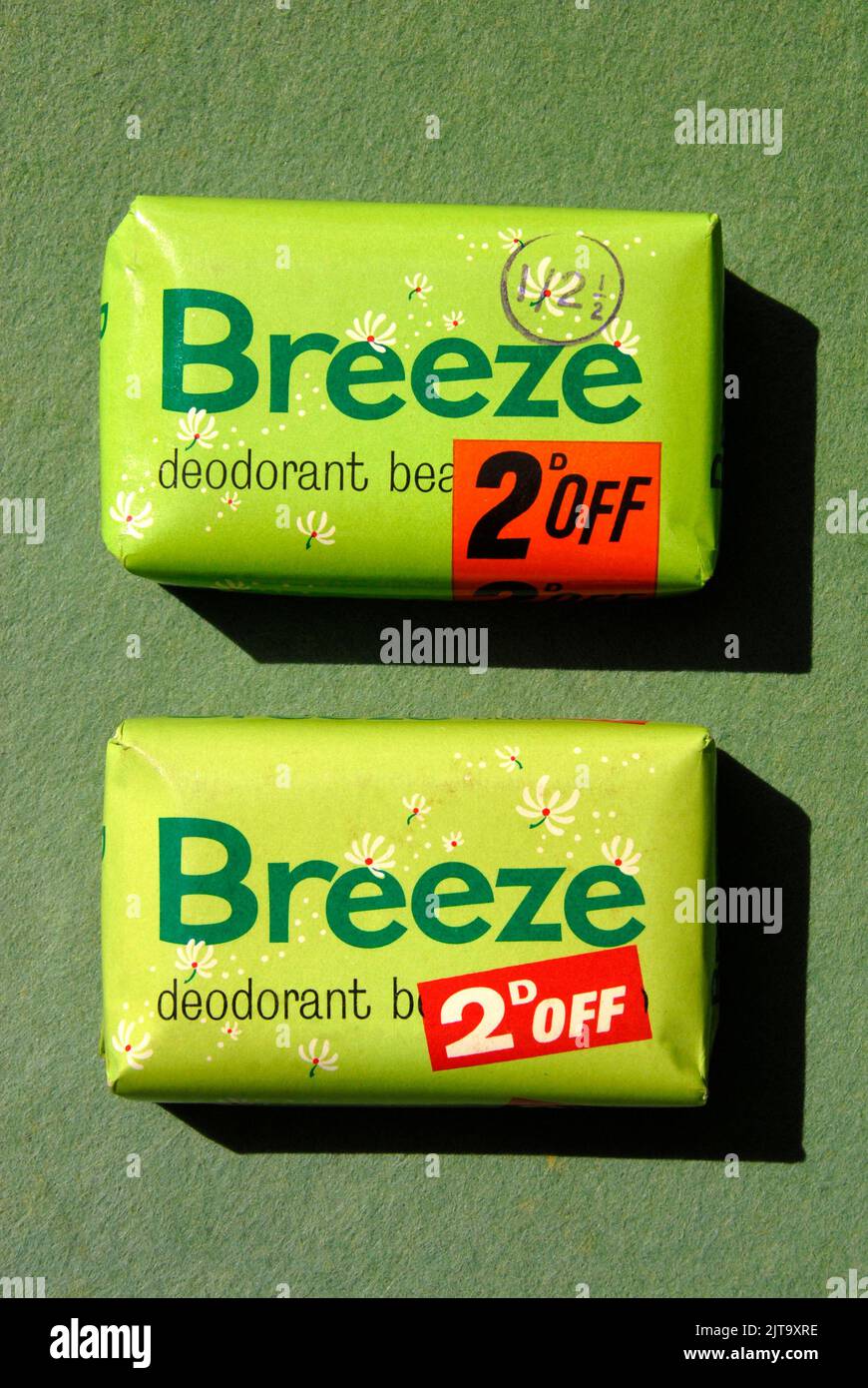 Dos barras de jabón Breeze con etiqueta de descuento, 2D de descuento Foto de stock