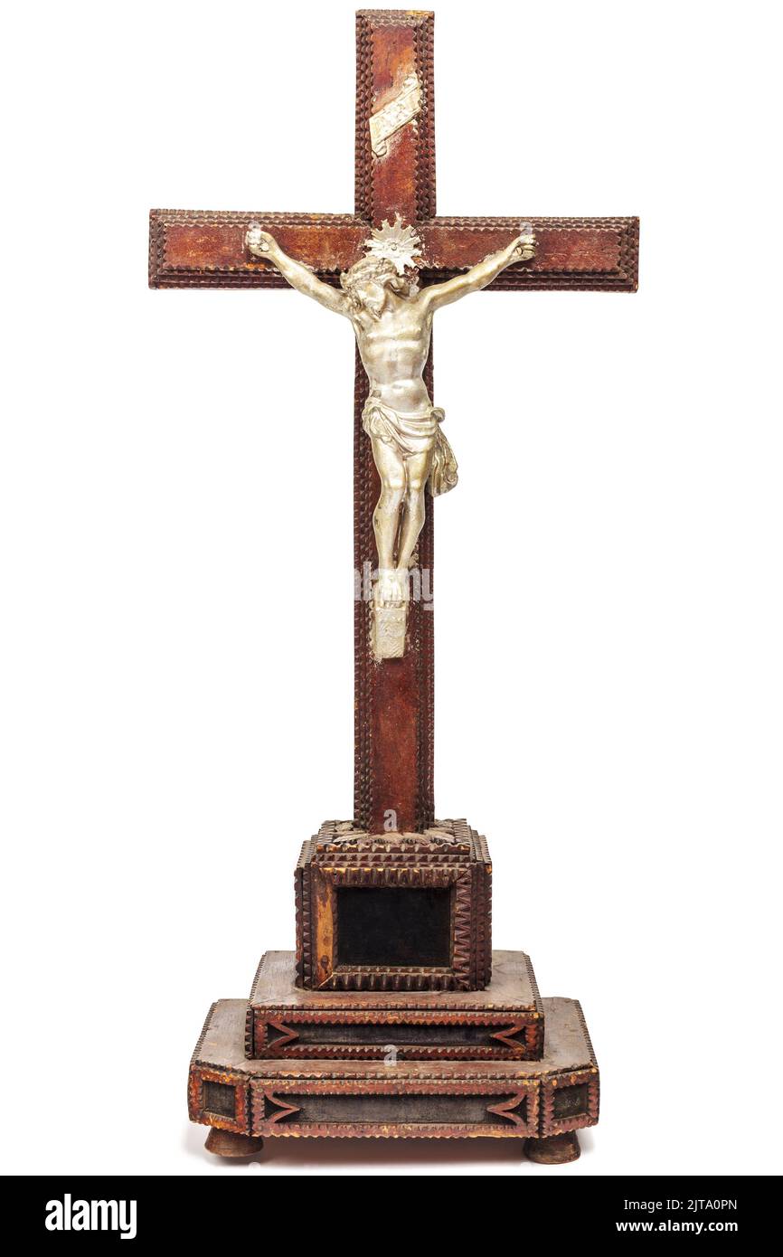 Crucifijo del siglo XIX con figurilla de Jesús aislada sobre un fondo blanco Foto de stock