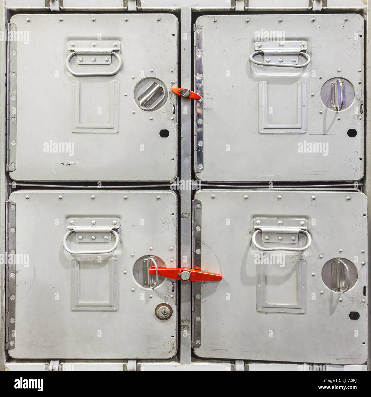 Cuatro contenedores de carga de aluminio vintage para aviones utilizados para el almacenamiento de alimentos Foto de stock