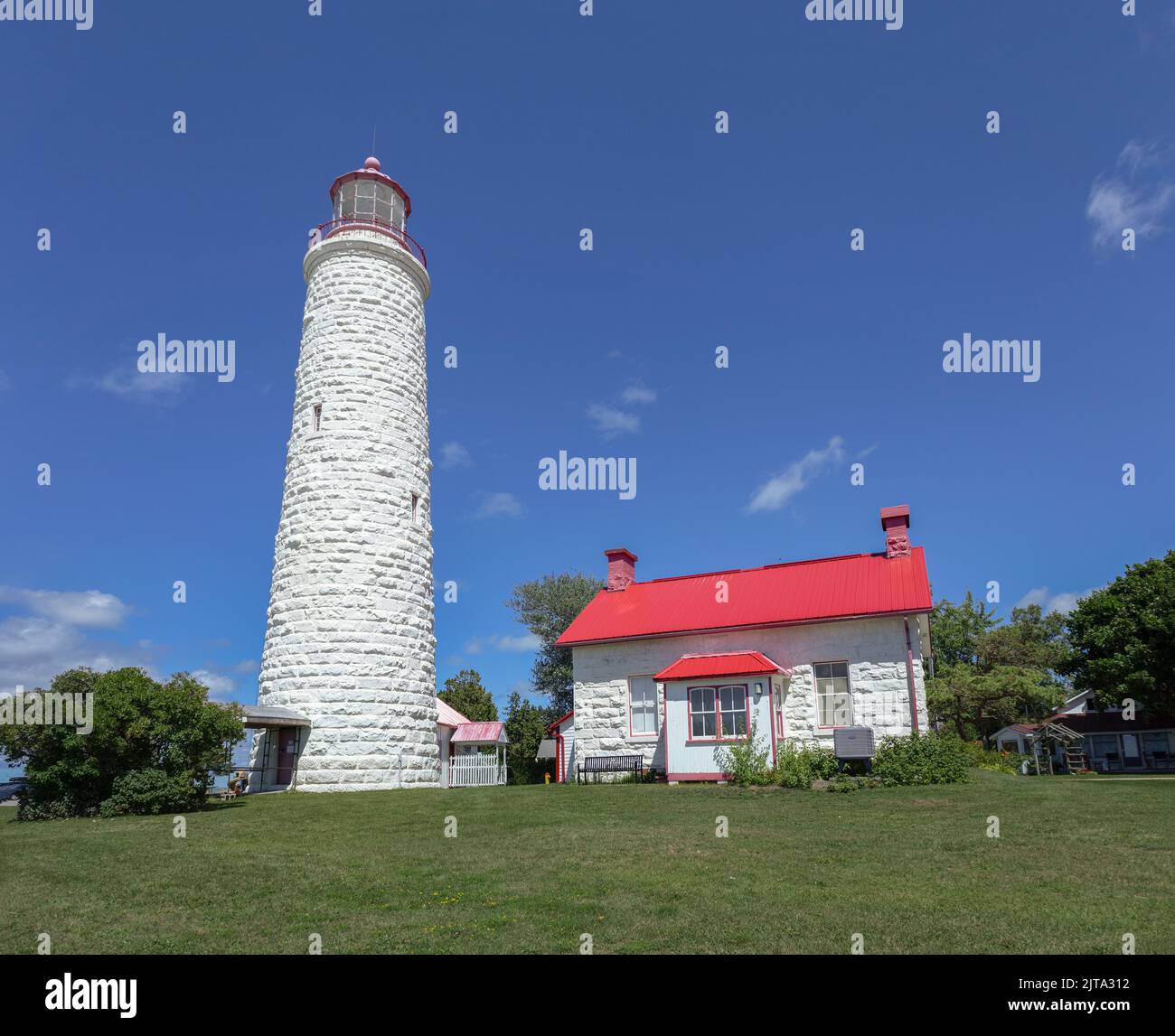 Point Clark Lighthouse construido en 1859 en las costas del Lago Huron Ontario, Canadá, Un faro de piedra Great Lakes Lighthouse National Historic Site de Canadá Foto de stock