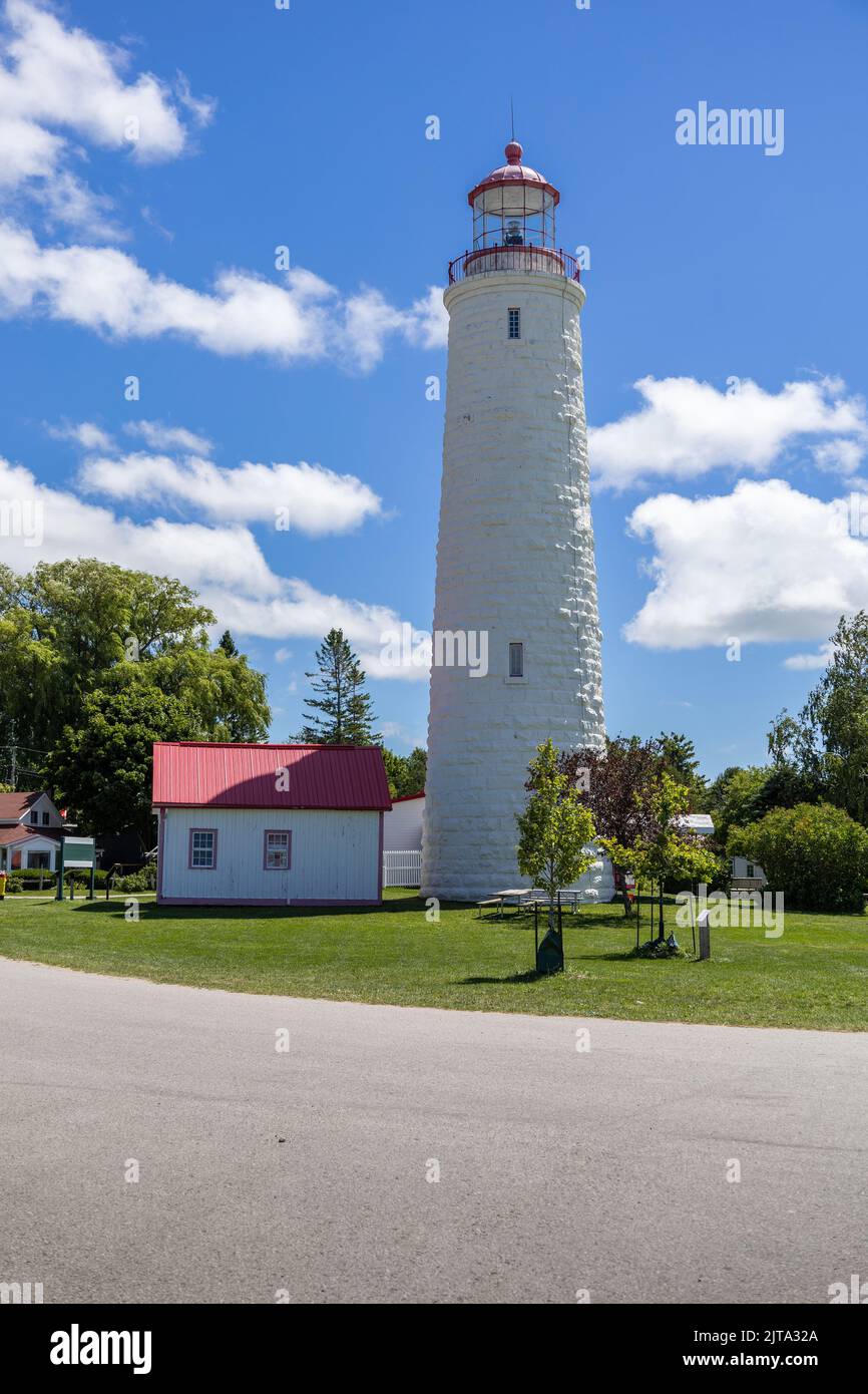 Point Clark Lighthouse construido en 1859 en las costas del Lago Huron Ontario, Canadá, Un faro de piedra Great Lakes Lighthouse National Historic Site de Canadá Foto de stock