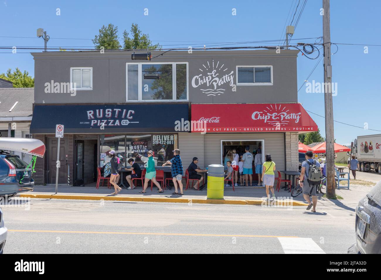 Restaurantes al lado de la playa en Sauble Beach, comida rápida, pizza, hamburguesas y patatas fritas, en Main St Sauble Beach, Ontario, Canadá Foto de stock