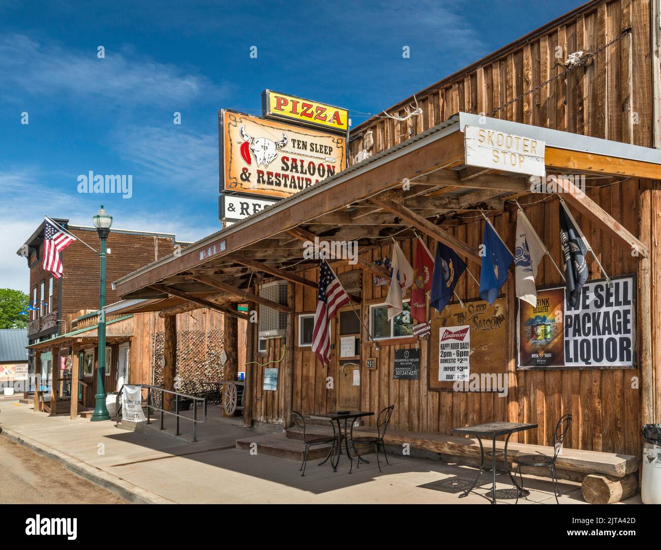 Antiguas tiendas de madera en calle ancha fotografías e imágenes de