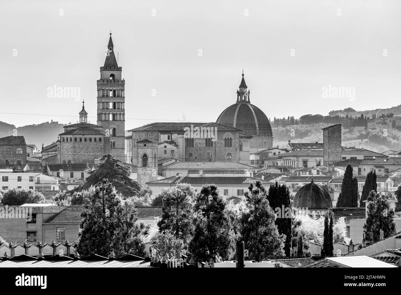 Vista panorámica en blanco y negro del horizonte del centro histórico de Pistoia, Italia Foto de stock